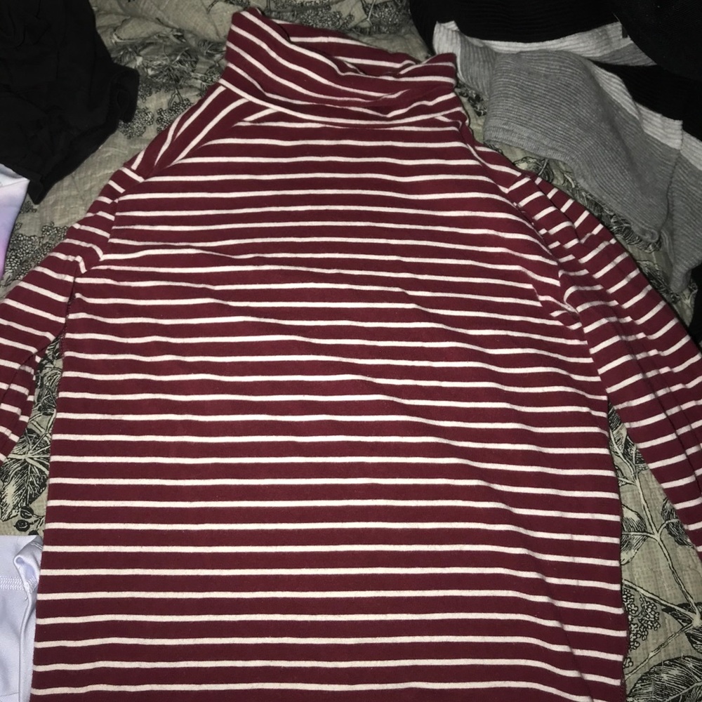 Title neck striped shirt